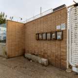 ...e dal Sail Village: complesso realizzato nel 2009 in un vecchio opificio con ristorante e uffici